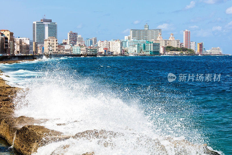 在古巴哈瓦那，海水撞击着马雷孔河岸的岩石