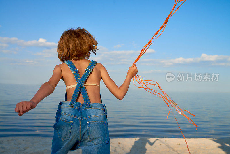 小假小子女孩在海滩上奔跑