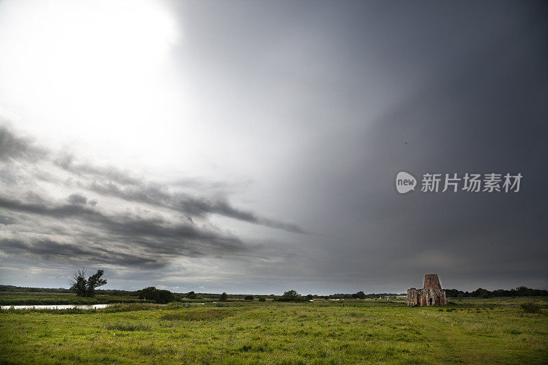 英国诺福克郡地标性建筑圣贝尼茨修道院的暴风雨天空