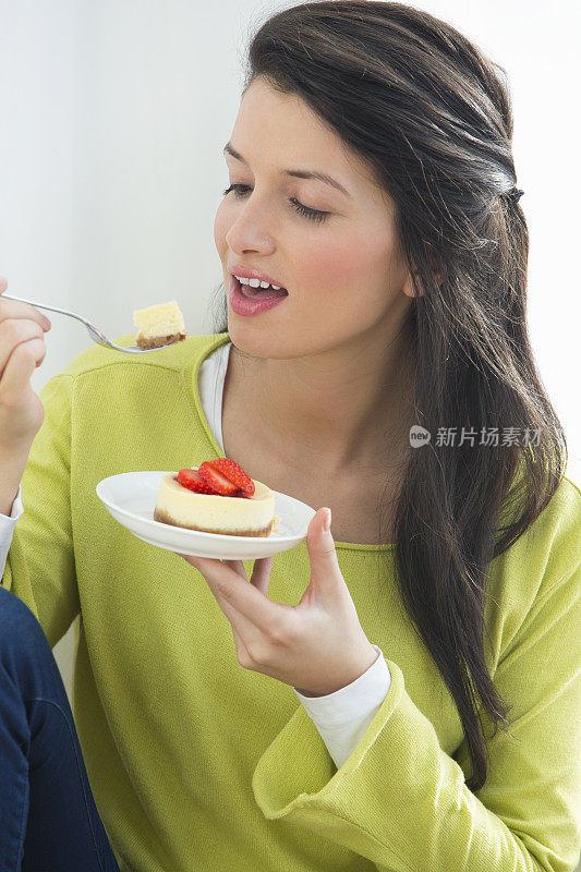 吃健康甜点的美女