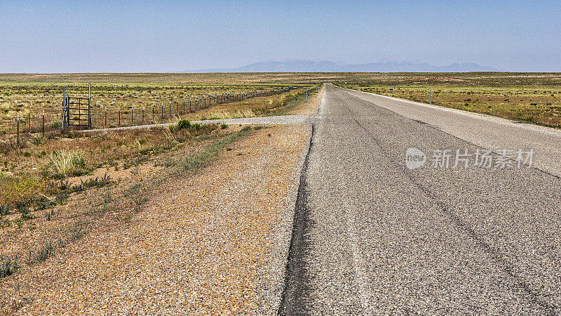 美国犹他州平原沙漠公路的偏远草原交叉口