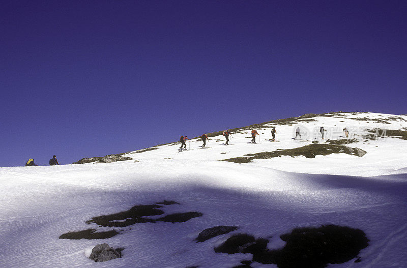 一大群人滑雪登山