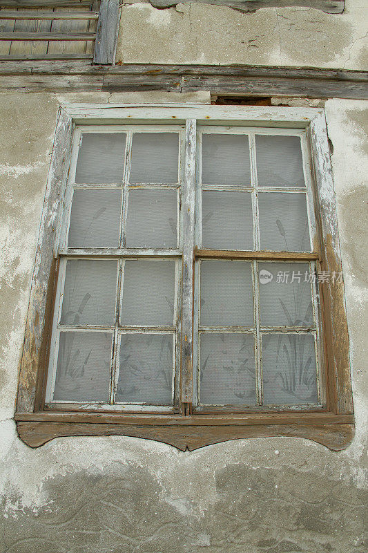 老房子外的破旧窗户受损