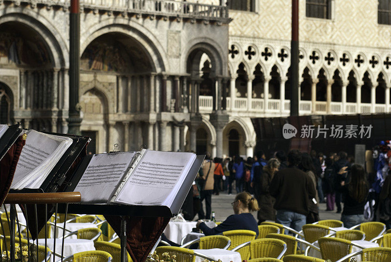 威尼斯圣马可广场咖啡馆里的音乐台