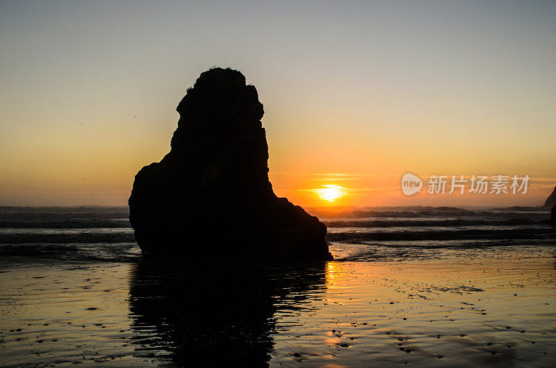 太平洋西北部日落时的海峰剪影