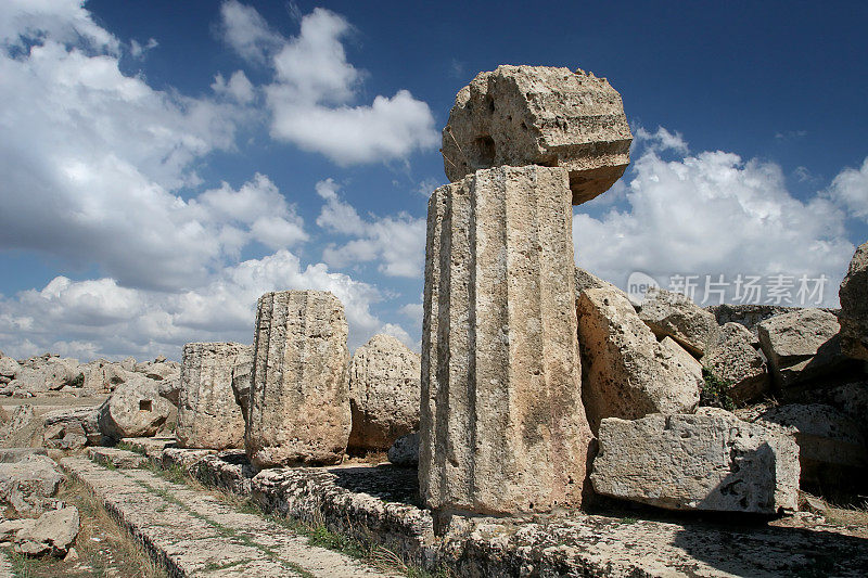 倒塌的古希腊圆柱