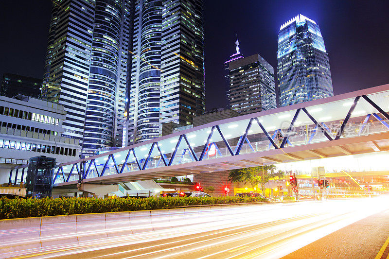 香港市内夜间的交通状况