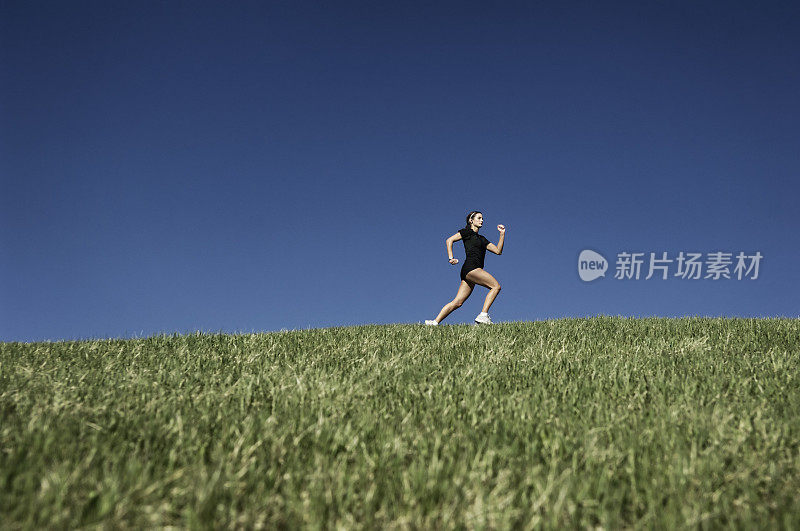 跑过小山的女运动员