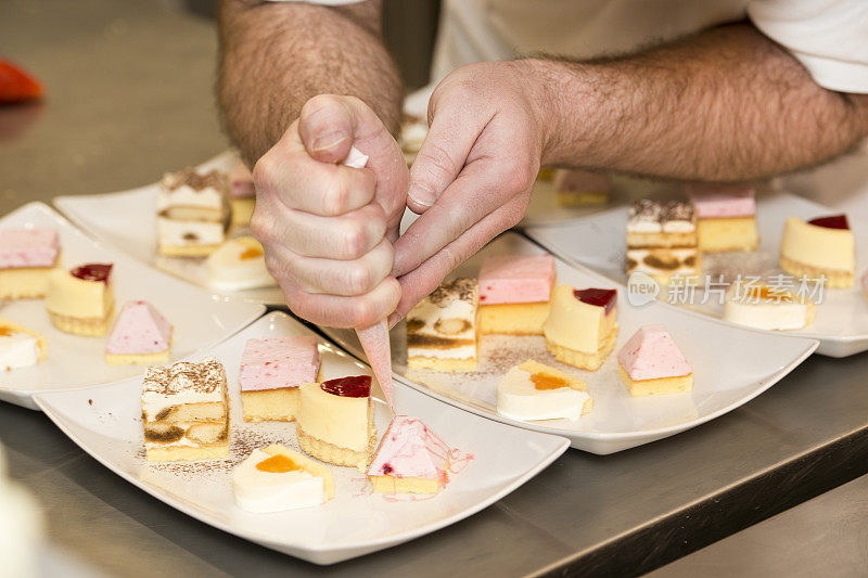面包师或糕点师正在用盘子装饰甜点