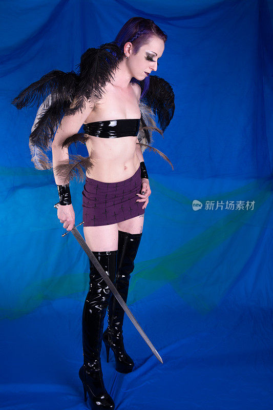 长有翅膀的女人，手持剑。