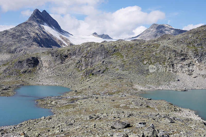 穿越碎石堆和岩屑堆，接近2000米高的山峰