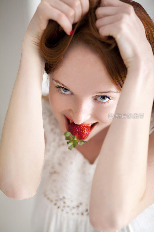 这位小姐正在吃新鲜的草莓