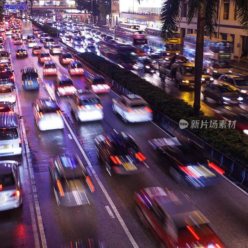 香港市内道路繁忙，车灯闪烁