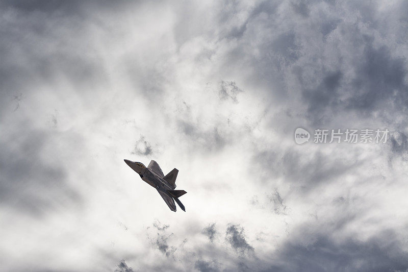 F22猛禽在云端翱翔