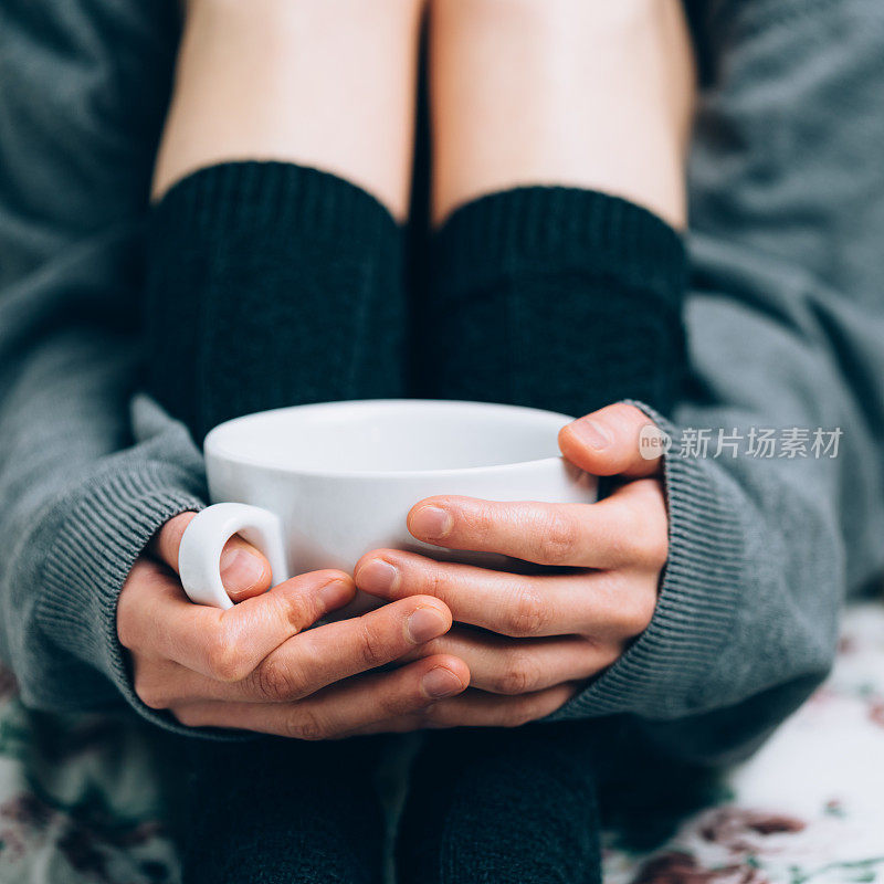 女人手里拿着一杯咖啡