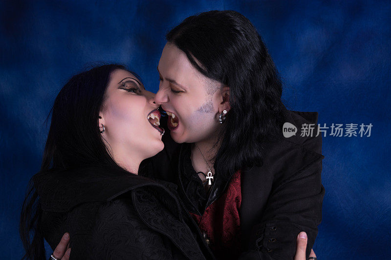吸血鬼夫妇拥抱着，两人都张着嘴咆哮着。