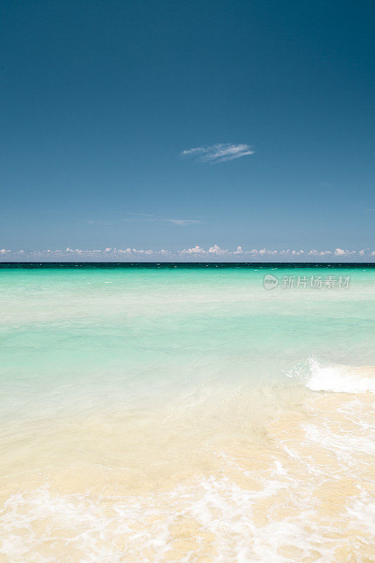 古巴的哈瓦那海滩，碧绿的海水