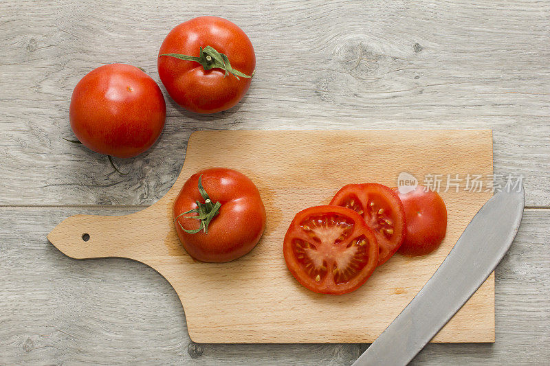 切好的番茄放在厨房的木桌上。正上方的观点。