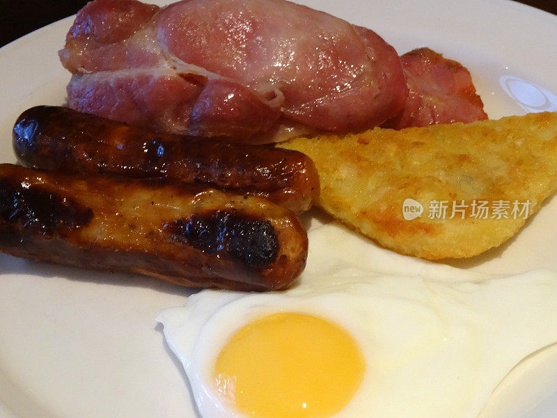 全英式煎早餐，香肠，培根，煎蛋，土豆饼