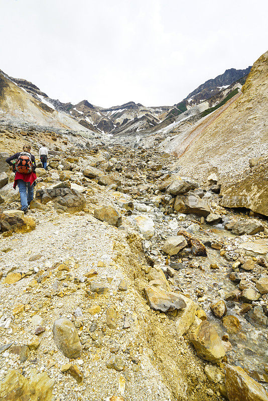 游客步行前往北海道Tokachidake活火山