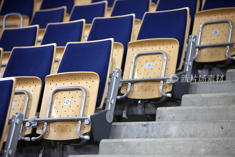 比赛前的蓝色椅子。
