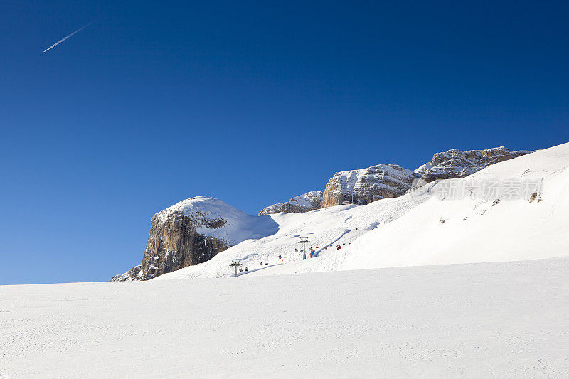 山上的滑雪缆车和斜坡