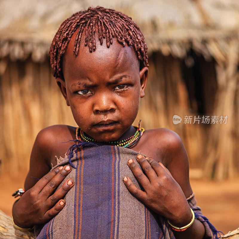 来自非洲埃塞俄比亚哈默尔部落的小男孩