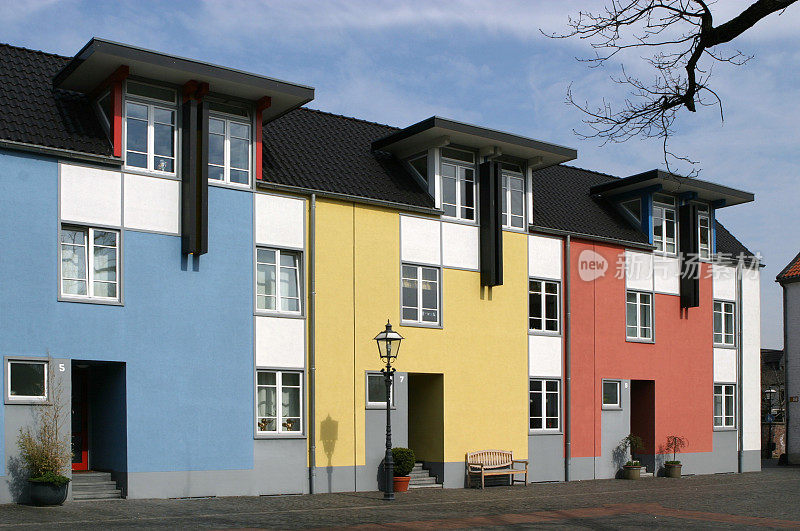 现代欧洲住房蓝色、黄色和红色的房子