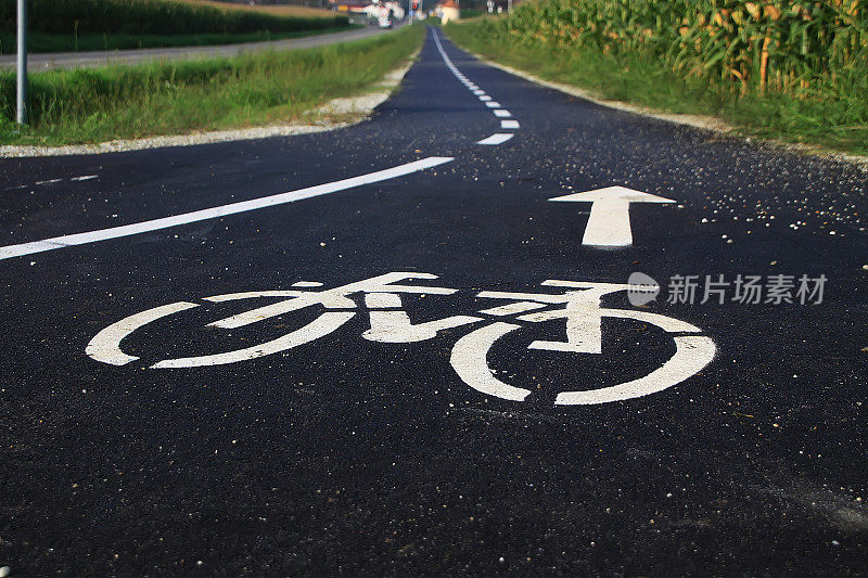 街道上的自行车道标记