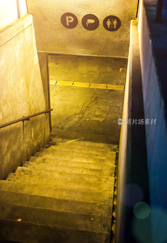 夜间通往地下的黑暗楼梯