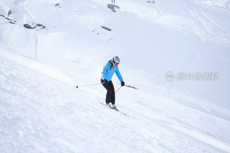 十几岁的女孩在滑雪胜地滑雪