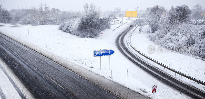 德国高速公路出口标志下大雪