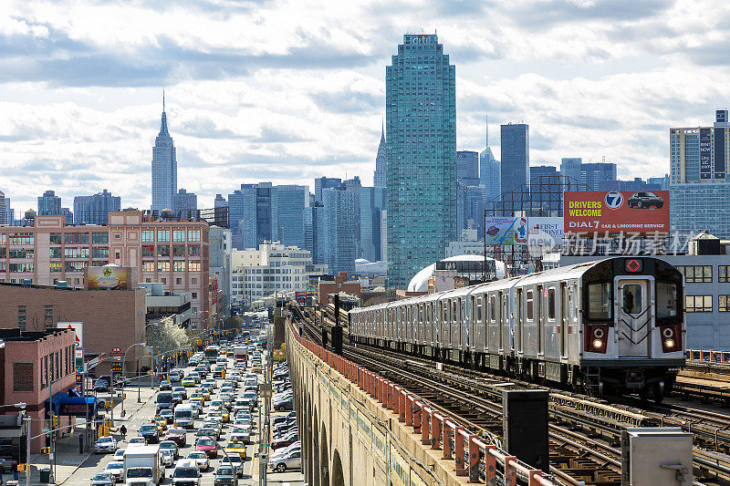 纽约皇后区，地铁列车驶近高架地铁站