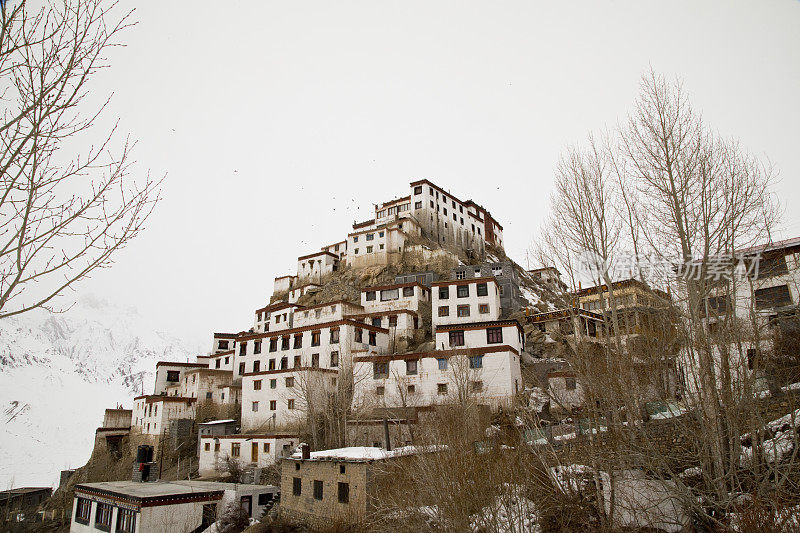 喜马拉雅雪山顶上的修道院