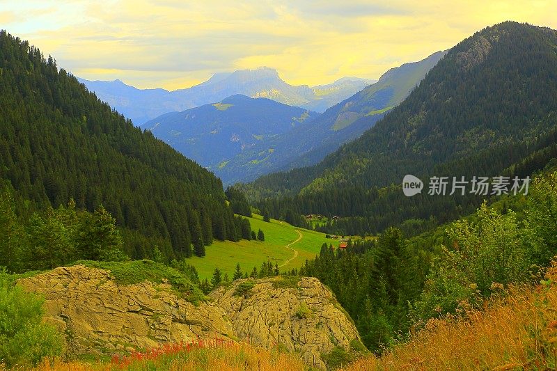 勃朗峰法国步道，绿色高山景观-夏蒙尼