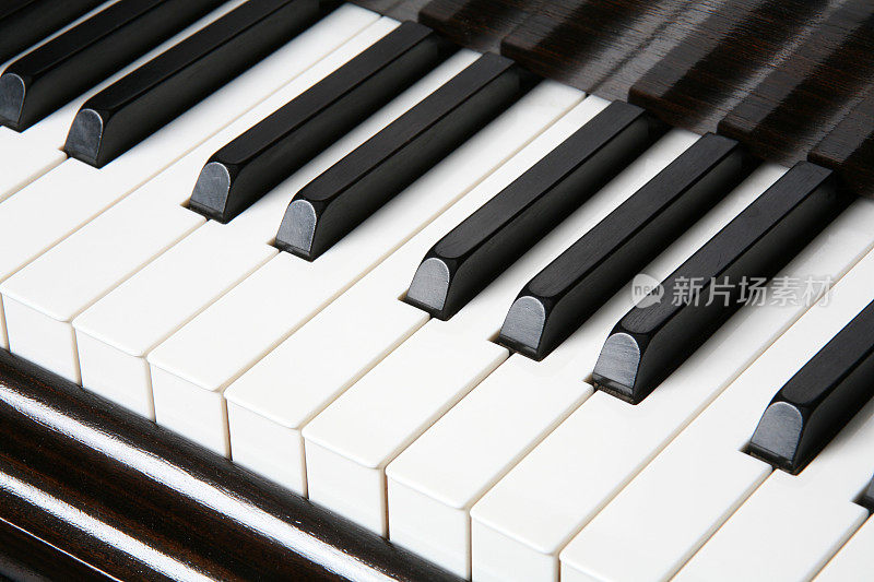 特写的钢琴键代表黑檀木和象牙