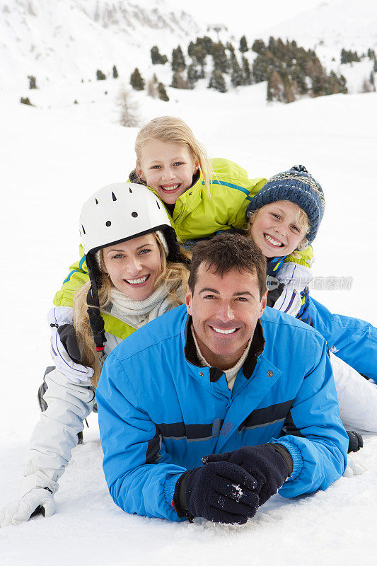 快乐家庭户外滑雪