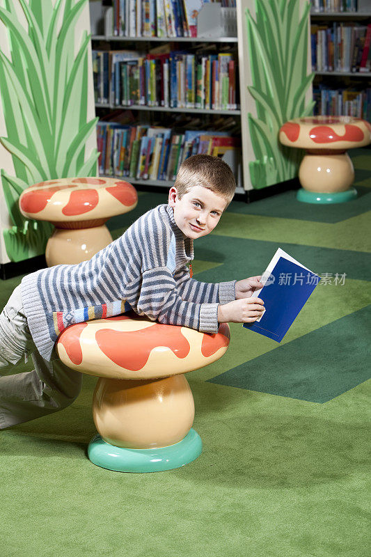 男孩在图书馆看书