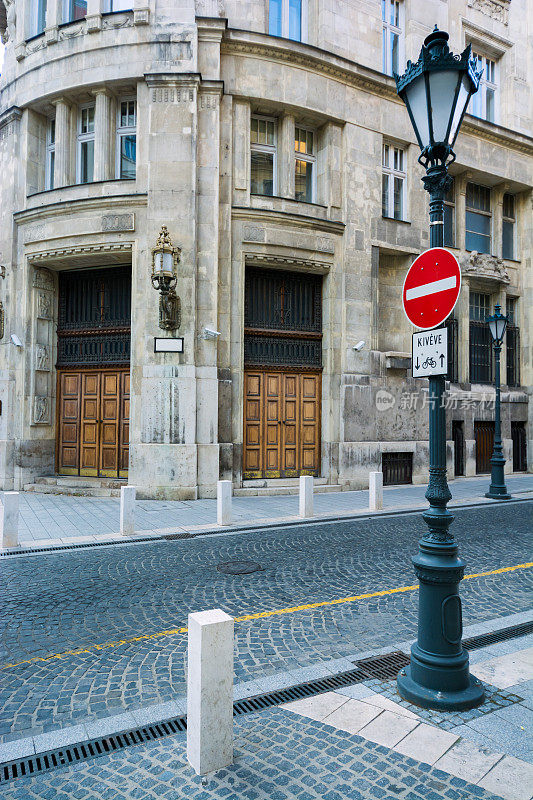 匈牙利布达佩斯有灯柱的街道