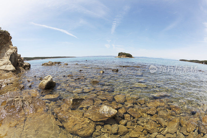 克罗地亚海岸上的地中海岛屿海景和岩石