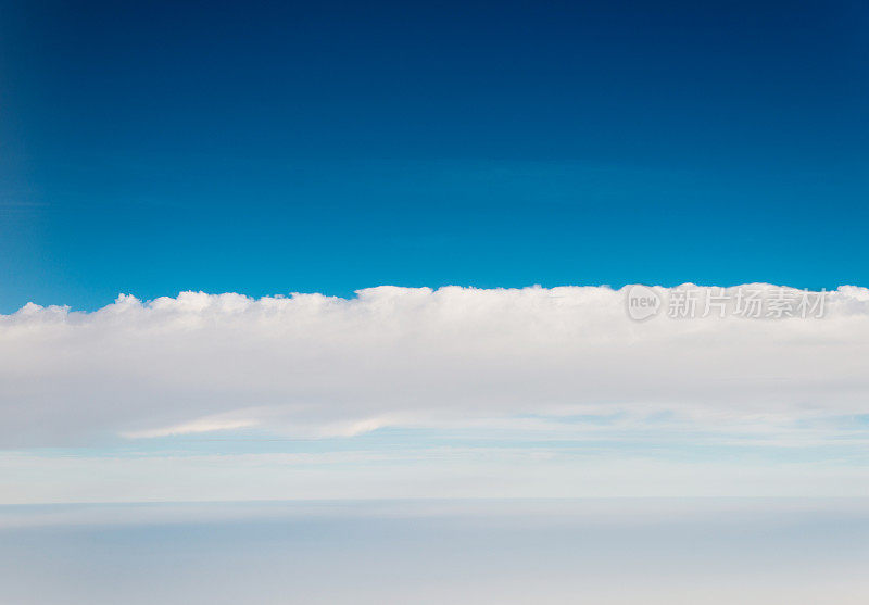从飞机上看云层之上