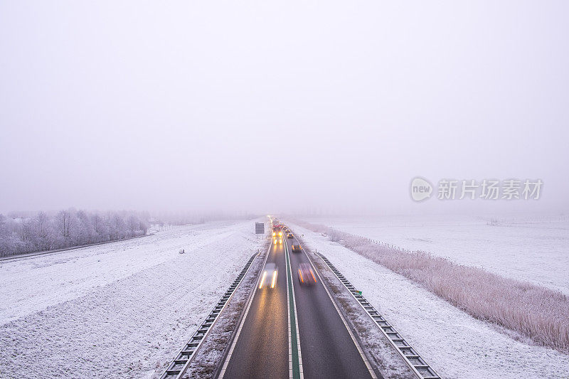 交通驾驶在一个寒冷的雪景