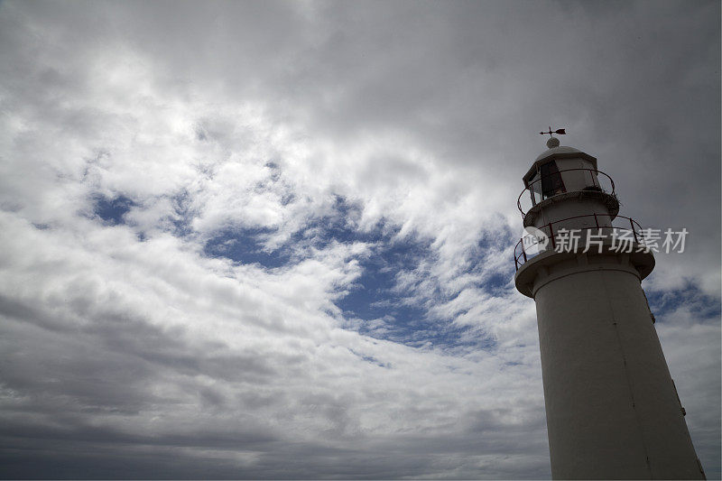 暴风雨天空中的灯塔