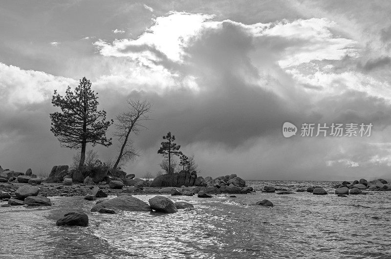 《黑与白的暴风雨的太浩湖