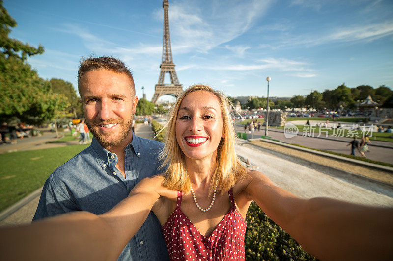 一对美丽的年轻夫妇在巴黎自拍