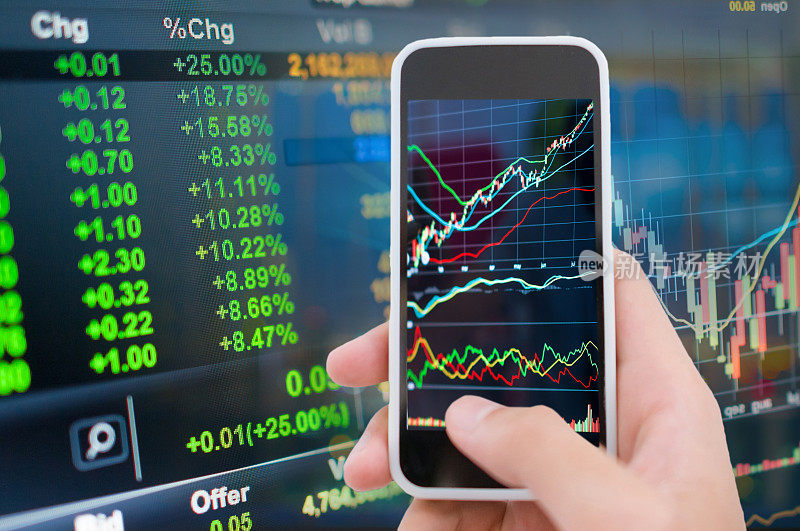 亚洲商人使用智能手机分析股票