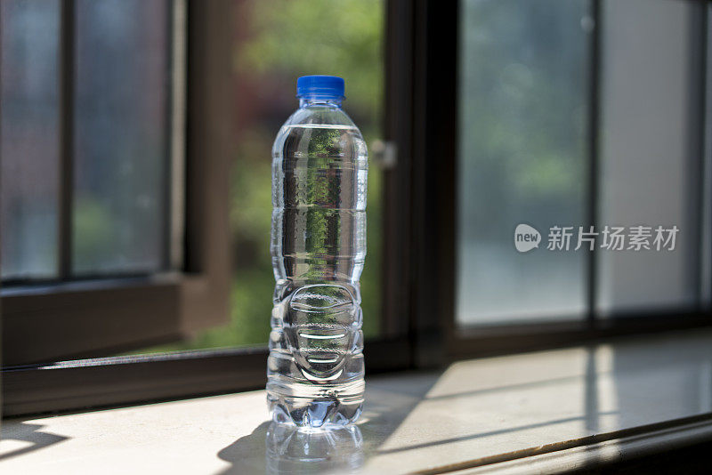 瓶装水放在窗台上
