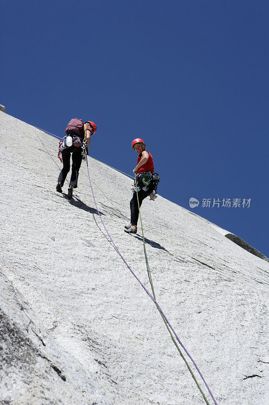 两个女人绳索下降