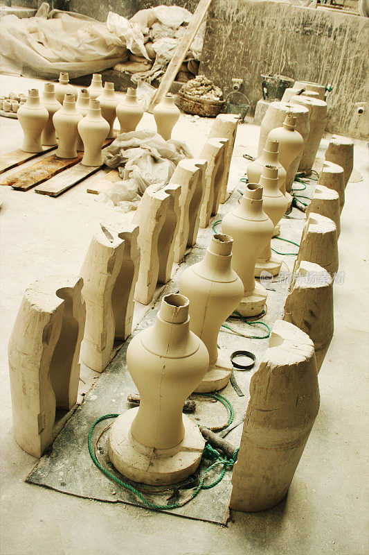 用传统的方法制作陶器