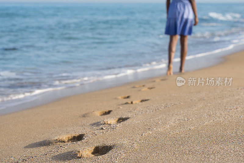 沙滩上女人的脚印。